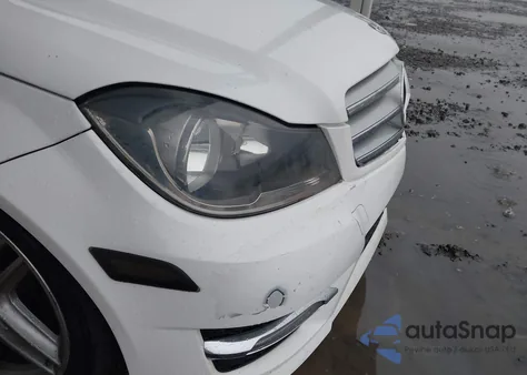 2013 Mercedes-Benz C 350 Sport z USA, uszkodzony, nr VIN WDDGF5HB1DR278834